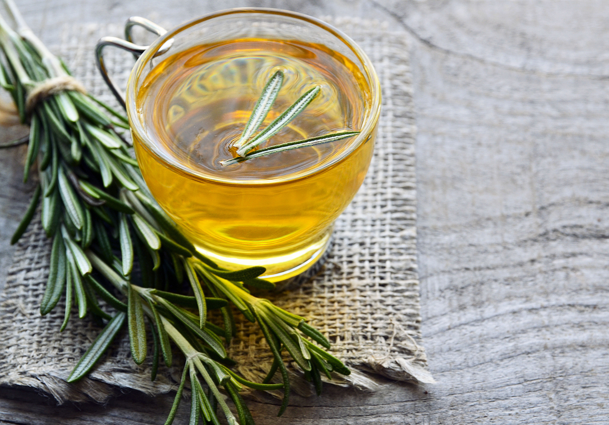 Conheça 5 benefícios do chá de alecrim