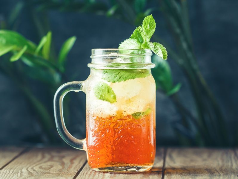 5 drinks de verão com chá para amenizar o calor