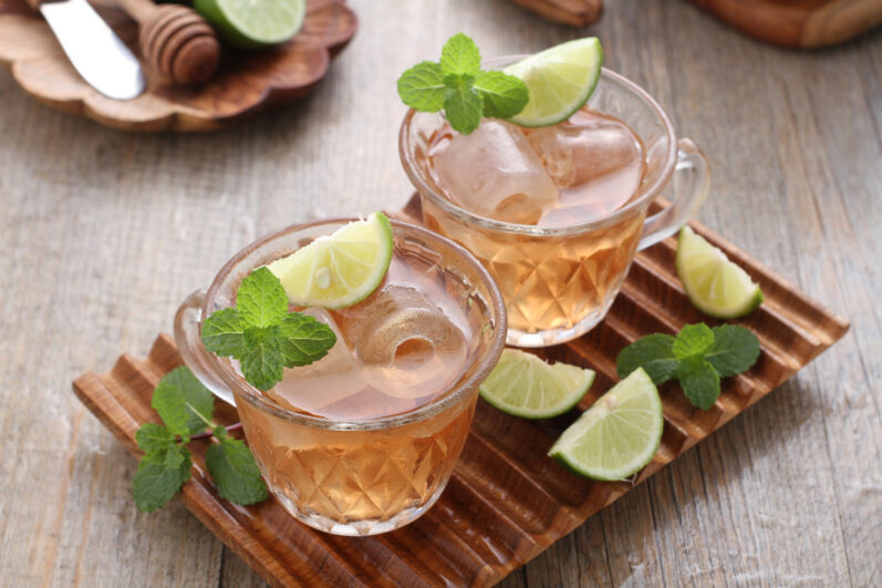 Chás gelados para refrescar no calor: opções deliciosas e fáceis de preparar