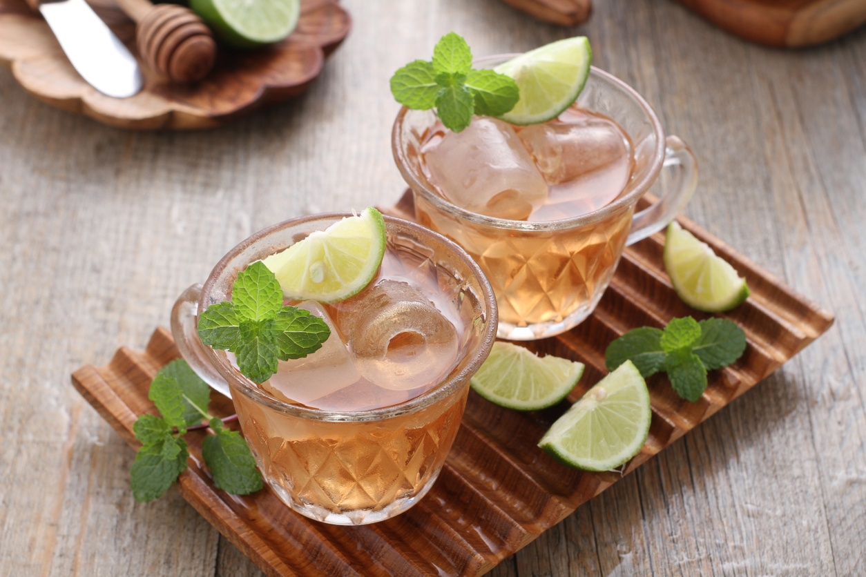 Chás gelados para refrescar no calor: opções deliciosas e fáceis de preparar